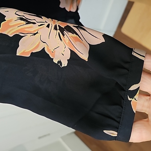 DR2 Women's black Floral design blouse. Long sleeves.  HI/LO. Size small. - Picture 3 of 9